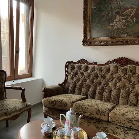 Apartment Modern And Classic House Old Down